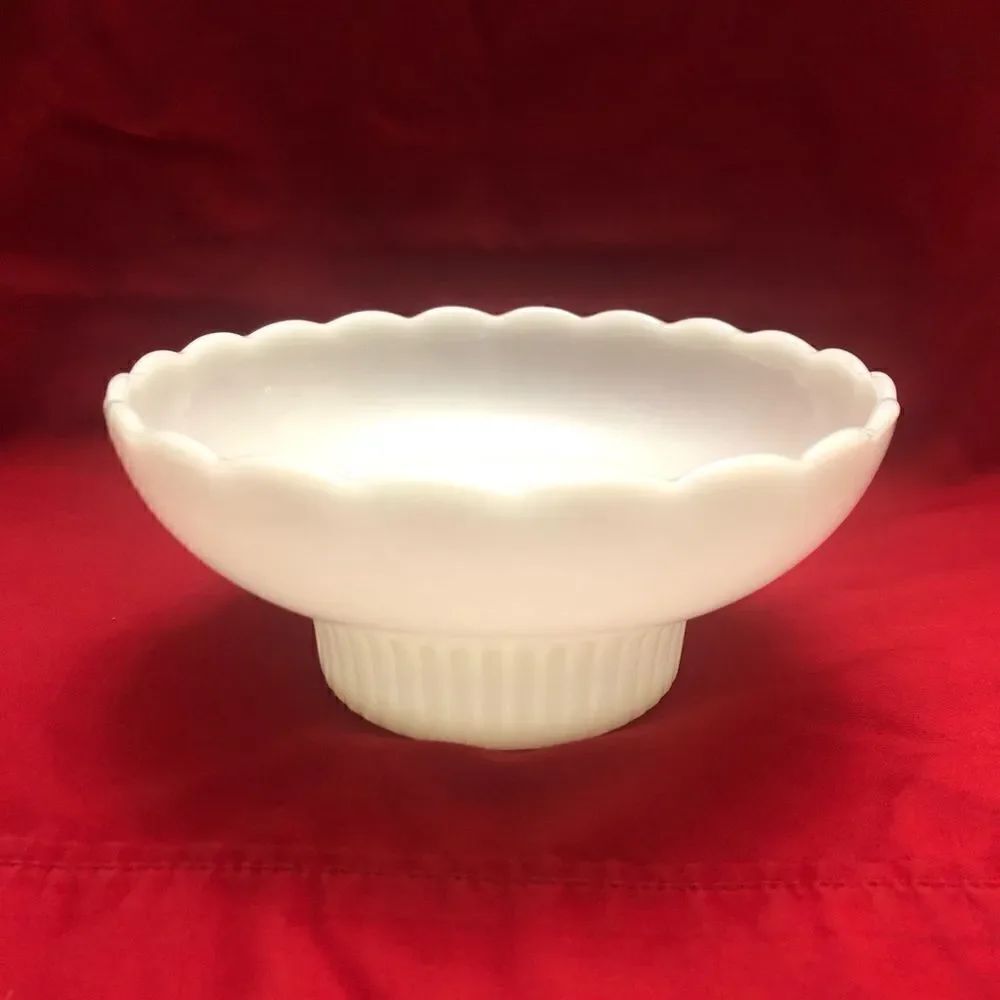 Vintage E.O brody M2000 Cleveland Ohio USA milk glass bowl